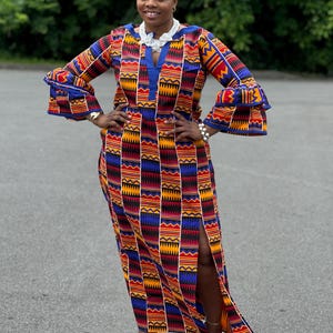Maxikleid mit Afrikanischem Druck, lebendiger, von Kente inspirierter Druck - Glockenärmel, blauer V-Ausschnitt mit V-Ausschnitt, eleganter Seitenschlitz