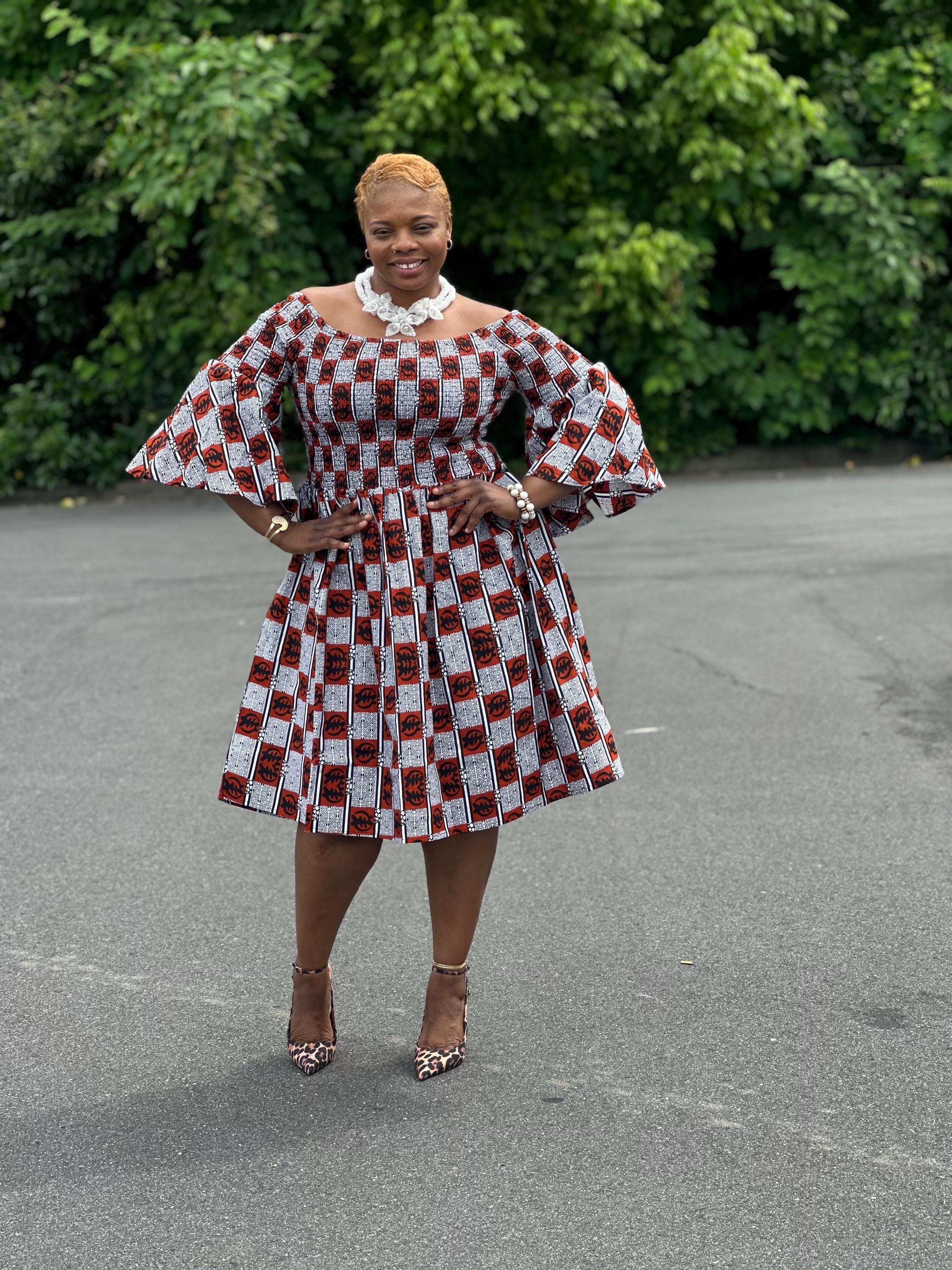 Vestido midi Ankara con mangas acampanadas: estampado geométrico naranja y azul, pañuelo para la cabeza