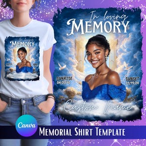 Può includere: T-shirt bianco con un design commemorativo. Il design presenta un ritratto di una donna in abito blu, su uno sfondo di nuvole e pilastri dorati. Il testo include "In loving Memory", "Sunrise", "Sunset" e "Custom Name".