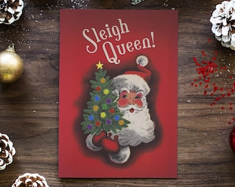 Może przedstawiać: Czerwona kartka świąteczna z napisem "Sleigh Queen!" przedstawia ilustrację vintage Świętego Mikołaja trzymającego choinkę. Drzewko jest ozdobione kolorowymi bombkami. Kartka ma retro, świąteczny design.