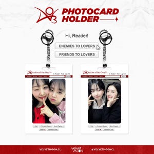 Op de afbeelding: Fotokaarthouder met twee transparante plastic inzetstukken, elk met een foto van twee vrouwen. De houder heeft een zilveren sleutelhanger en de tekst "Hi, Reader!" en "ENEMIES TO LOVERS" en "FRIENDS TO LOVERS". De merknaam is "VELVETMOON".