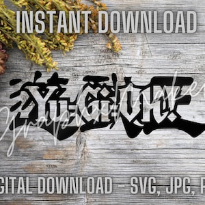 Puede incluir: Descarga digital en blanco y negro de la palabra "YUGIOH" en una fuente estilizada. La imagen está sobre un fondo de madera.