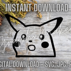 Könnte beinhalten: Schwarz-weiß-Linienzeichnung eines überraschten Pikachu-Gesichts auf einem Holzmaserungshintergrund. Der Text "INSTANT DOWNLOAD" befindet sich oben im Bild und der Text "DIGITAL DOWNLOAD - SVG, JPG, PNG" unten im Bild.