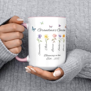 Personalisierte Omas Garten 15 Unzen Kaffeetasse, Muttertagsgeschenk für Oma, Namen des Enkels und Geburtsmonat Blume, Geschenk vom Enkelkind