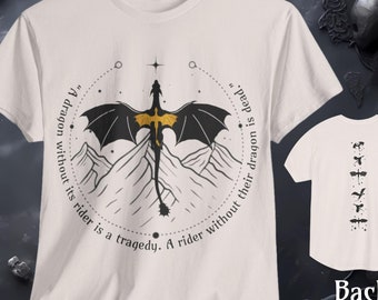 Peut inclure: T-shirt blanc avec un motif de dragon noir et or et le texte "Un dragon sans son cavalier est une tragédie. Un cavalier sans son dragon est mort."