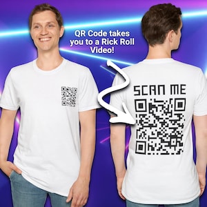 Op de afbeelding: Wit T-shirt met een QR-code op de voorkant en de tekst "SCAN ME" en een QR-code op de achterkant. De QR-code leidt naar een Rick Roll-video.
