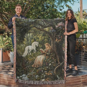 Peut inclure: Une jet&eacute;e de canap&eacute; en tapisserie repr&eacute;sentant une sc&egrave;ne de for&ecirc;t fantaisiste avec une licorne blanche, une femme lisant un livre et une v&eacute;g&eacute;tation luxuriante. La tapisserie est tiss&eacute;e avec des d&eacute;tails complexes et des couleurs vives.