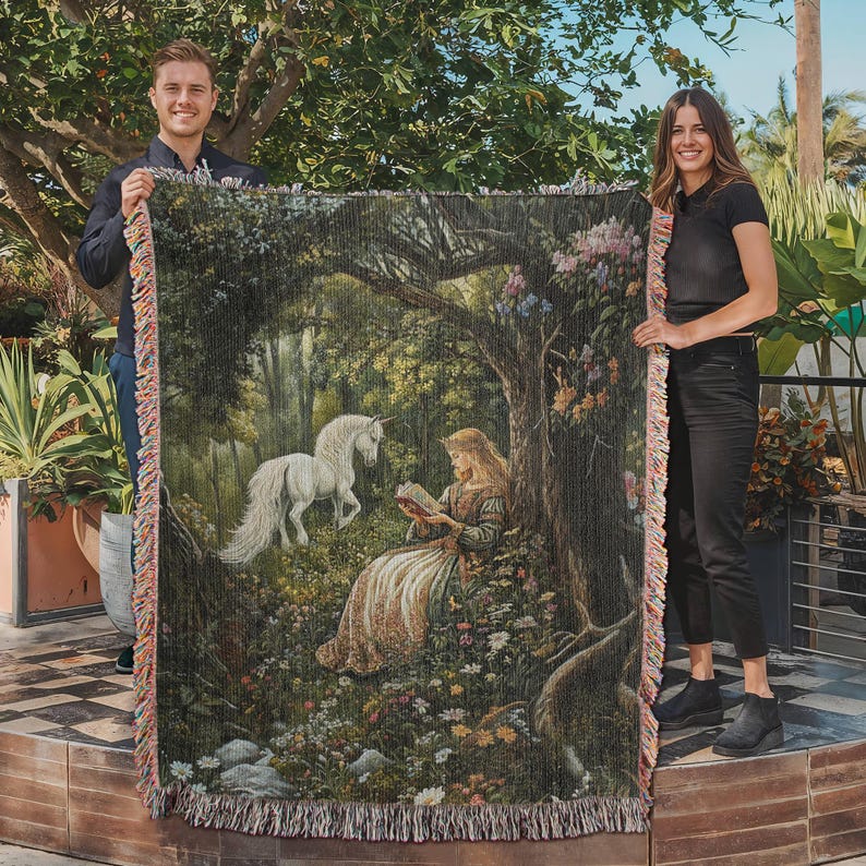 Peut inclure: Une jet&eacute;e de canap&eacute; en tapisserie repr&eacute;sentant une sc&egrave;ne de for&ecirc;t fantaisiste avec une licorne blanche, une femme lisant un livre et une v&eacute;g&eacute;tation luxuriante. La tapisserie est tiss&eacute;e avec des d&eacute;tails complexes et des couleurs vives.
