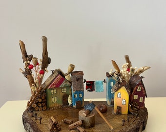 Scenario di villaggio fatto a mano su un tronco di vero legno 3D per la decorazione del centrotavola