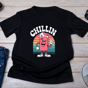 Retro Chillin Ice Cream Shirt - Kawaii Popsicle Graphic Tee - 70s Style Summer Gift - Cute Vintage T-Shirt for Ice Cream Lovers