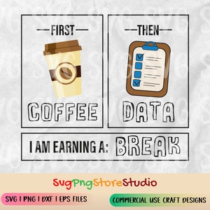Może przedstawiać: Grafika cyfrowa z tekstem "FIRST COFFEE, THEN DATA, I AM EARNING A BREAK." Obraz zawiera filiżankę kawy i schowek z zaznaczeniami. Projekt jest w kolorze czarno-białym z brązowymi i beżowymi akcentami.