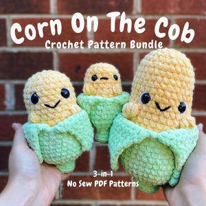 Könnte beinhalten: Drei gehäkelte Maiskolben-Plüschtiere mit lächelnden Gesichtern und grünen Hüllen. Der Text "Corn On The Cob Crochet Pattern Bundle" steht oben und "3-in-1 No Sew PDF Patterns" unten.