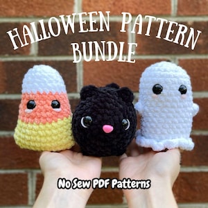 Puede incluir: Un conjunto de tres patrones de amigurumi de Halloween de crochet: un maíz dulce, un fantasma y un gato negro. Los patrones son sin costura y vienen en formato PDF. El texto "Halloween Pattern Bundle" y "No Sew PDF Patterns" es visible en la imagen.