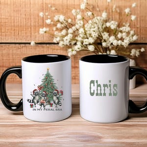 Taza de café con acento de mapache navideño salvaje (11, 15 oz) Taza de café Taza de café con meme de mapache Taza de mapache Regalo de mapache Taza de oficina sarcástica del equipo Trash
