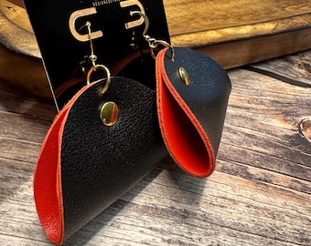 Brincos pendentes vermelhos e pretos com tachas douradas - Ganchos hipoalergênicos estilo boho