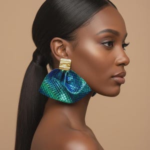 以下が含まれることがあります： クリーム色、ライトグレー、ダークグレーの3色の、つや消し仕上げの陶器製マグカップのセット。各マグカップはシンプルでミニマルなデザインで、丸みを帯びたハンドルが付いています。