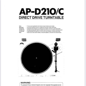 Könnte beinhalten: Ein Schwarzweißbild eines Plattenspielers mit dem Text "AP-D210/C DIRECT DRIVE TURNTABLE" oben. Der Text "WARNING" befindet sich unter dem Bild des Plattenspielers. Der Text "To prevent fire or shock hazard, do not expose this appliance to rain or moisture." befindet sich unter dem Warnhinweis. Der Text "Operator's Manual" befindet sich unter dem Warnhinweis. Der Text "Manuel de l'utilisateur" befindet sich unter dem Text "Operator's Manual". Der Text "Gebruiksaanwijzing" befindet sich unter dem Text "Manuel de l'utilisateur". Der Text "Bruksanvisning" befindet sich unter dem Text "Gebruiksaanwijzing". Der Text "Bedienungsanleitung" befindet sich unter dem Text "Bruksanvisning". Der Text "Manual del usuario" befindet sich unter dem Text "Bedienungsanleitung". Der Text "AKAI" befindet sich unten im Bild.