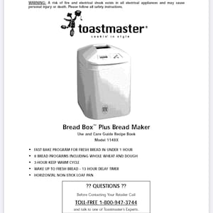 Op de afbeelding: Witte Toastmaster Bread Box Plus broodbakmachine met een digitaal display en een horizontale anti-aanbak broodpan. De handleiding bevat functies zoals een snel bakprogramma, 8 broodprogramma's, een 3 uur warmhoudcyclus, een 13 uur vertraging timer en een gratis telefoonnummer voor klantenservice.