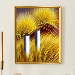 Può includere: Un'opera d'arte con cornice dorata raffigura un campo stilizzato di grano dorato. L'opera è appesa sopra un caminetto bianco. Una candela d'oro, un orologio e oggetti decorativi sono sul caminetto.