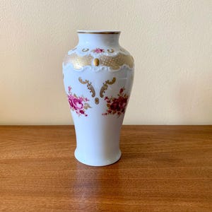 小さなドイツ製磁器のヴァレンドルフ花瓶、1960年代、手描きの花柄モチーフ、金色の装飾、サイン入り、テーブルセンターピース、ピンクとゴールドのバラ模様