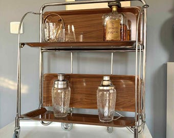 Mid-Century Dinett Bremshey Dinett Bremshey Dinett Bremshey Dinett Bremshey Servierwagen, Deutscher Chrom zweistöckiger Barwagen 1960er Jahre, Barware, Retro Bar, automatisch öffnend, signiert