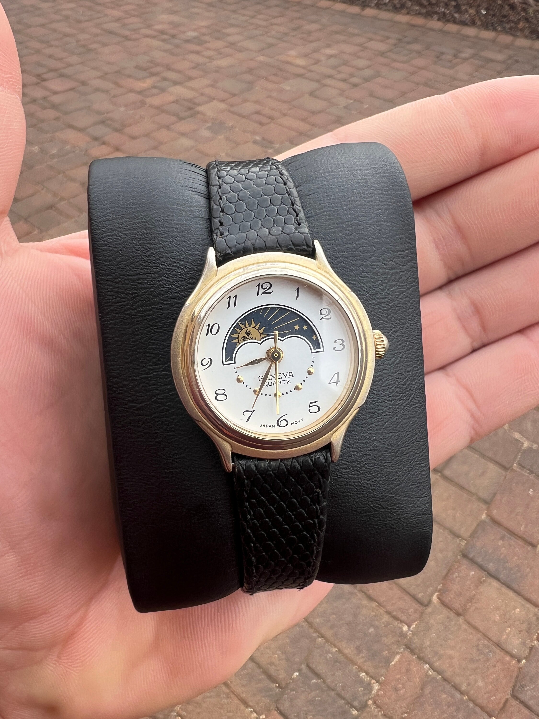 watch with day night cycle