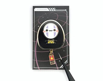 Anonieme geest bungelende emaille pin