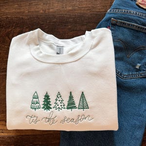 Tis the Season Kerstboom geborduurd sweatshirt met ronde hals