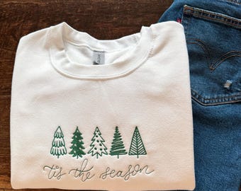 Tis the Season Holiday Christmas Tree Broderad Rundkragetröja
