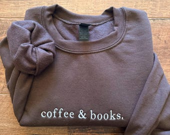 Coffee and Books broderad rundhalsad tröja