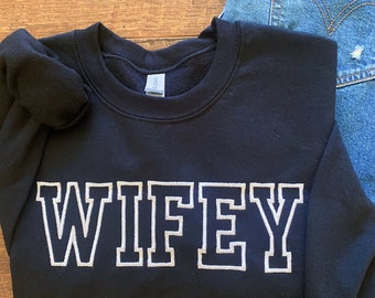 WIFEY Broderad Rundkragetröja