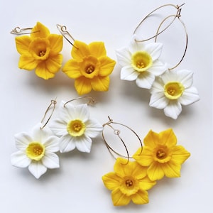 ハンドメイドの水仙フープイヤリング - 花柄ポリマークレイジュエリー、白と黄色の花、春のアクセサリー、自然にインスパイアされたギフト、18Kゴールド