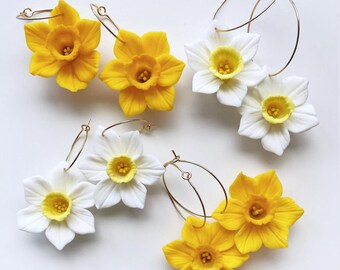 Handmade Daffodil Hoop Earrings - Floral Polymer Clay Jewelry, White & Yellow Flowers, Spring Accessories, Nature-Inspired Gift, 18k Gold