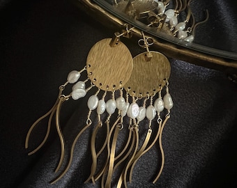 Pendientes colgantes de perlas pequeñas y grandes con perlas barrocas / Pendientes de perlas delicadas minimalistas con bola de fuego blanca / Pendientes de novia