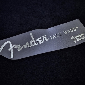 以下が含まれることがあります： 「Aerodyne Jazz Bass」という文字が小さく書かれた、銀色のフェンダー・ジャズベースのステッカーです。