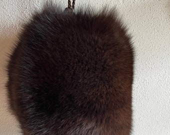 Fox muff brown with small zip pocket