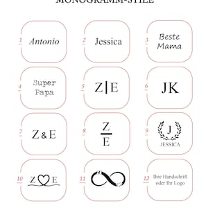K&ouml;nnte beinhalten: Eine &Uuml;bersicht mit dem Titel MONOGRAMM-STILE zeigt zw&ouml;lf nummerierte Optionen f&uuml;r individuelle Text- und Monogramm-Designs. Jede Option ist in einem roten Quadrat mit abgerundeten Ecken dargestellt, inklusive verschiedener Schriftarten und Symbole.