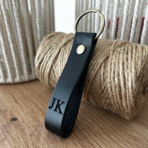 Initialen monogrammiert auf einem Leder-Schlüsselanhänger