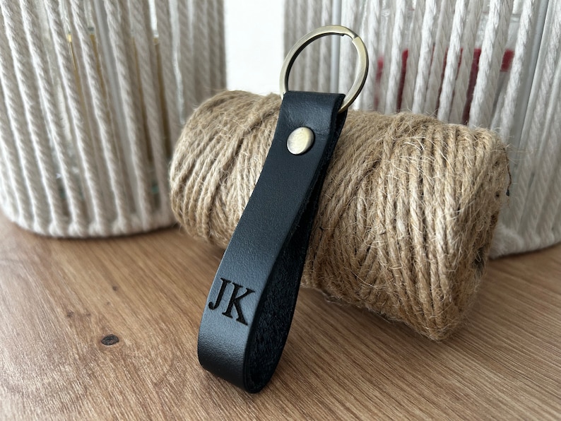Initialen monogrammiert auf einem Leder-Schlüsselanhänger