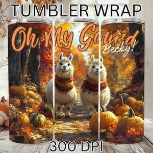 Peut inclure: Un motif de gobelet avec une scène d'automne, représentant deux lamas avec des écharpes, des citrouilles et le texte "Oh My Gourd Becky!". Le fond présente des feuilles et des arbres d'automne, avec une étiquette 300 DPI.