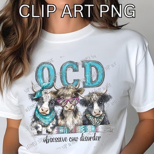 Può includere: T-shirt bianca con grafica di tre mucche delle Highlands con accessori. La parola "OCD" in turchese è sopra le mucche, e la frase "obsessive cow disorder" è sotto. Il testo "CLIP ART PNG" è in alto.
