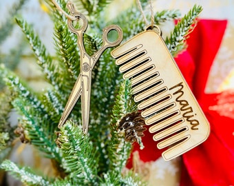 Décoration en bois personnalisée pour coiffeur - ornement de cisaillement et de peigne - ornement personnalisé de coiffeur - cadeau d'ornement