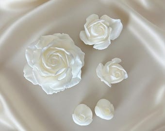 Wanddecoratie harsroos, set van 5 ivoorkleurige bloemensculpturen
