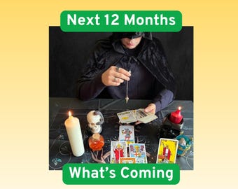 Puede incluir: Una persona con capa negra con capucha sostiene un péndulo sobre un mazo de cartas del tarot. La mesa tiene una vela blanca, una calavera, una pequeña botella de poción naranja y varias cartas del tarot. El texto dice: Next 12 Months What's Coming.
