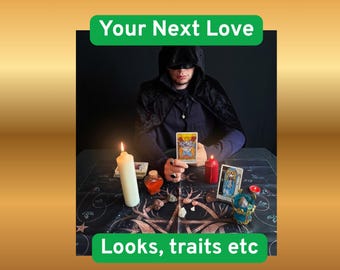 Può includere: Una persona con un mantello nero con cappuccio siede a un tavolo con una carta dei tarocchi, una candela bianca alta, una candela rossa, una piccola bottiglia di vetro con liquido arancione e diversi cristalli. Il testo "Your Next Love" e "Looks, traits etc" appare in verde.