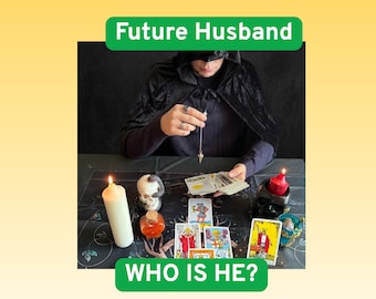 Può includere: Una persona con un mantello nero con cappuccio tiene un pendolo d'argento sopra una serie di carte dei tarocchi. Sul tavolo ci sono una candela bianca, una candela rossa, un teschio e una piccola bottiglia arancione. Il testo Future Husband e WHO IS HE? appare in riquadri verdi.