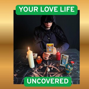 Peut inclure: Une personne vêtue d'une cape noire à capuche tient une carte de tarot représentant deux personnages. La table présente une bougie pilier blanche, une bougie rouge, une fiole de liquide orange, des cristaux et un jeu de tarot. Texte YOUR LOVE LIFE UNCOVERED.