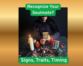 Könnte beinhalten: Eine Person in einem schwarzen Kapuzenumhang hält eine Tarotkarte an einem Tisch mit einer weißen Stumpenkerze, einer roten Kerze, einer kleinen orangefarbenen Flasche, Kristallen und einem Tarotdeck. Der Text lautet: Recognize Your Soulmate? Signs, Traits, Timing.