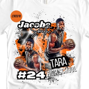 Puede incluir: Una camiseta blanca con un diseño de baloncesto que presenta a un jugador driblando un balón. El diseño incluye el nombre "Jacob Smith", el número "24" y el texto "Tara High School".