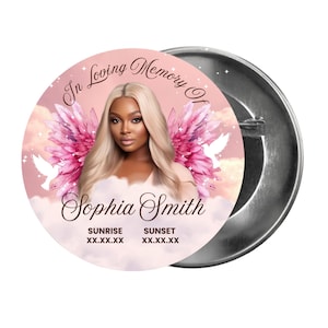 Peut inclure: Un bouton commémoratif rose et blanc avec une photo d'une femme aux cheveux blonds et des ailes d'ange. Le texte indique "In Loving Memory Of Sophia Smith" avec les dates du lever et du coucher du soleil.